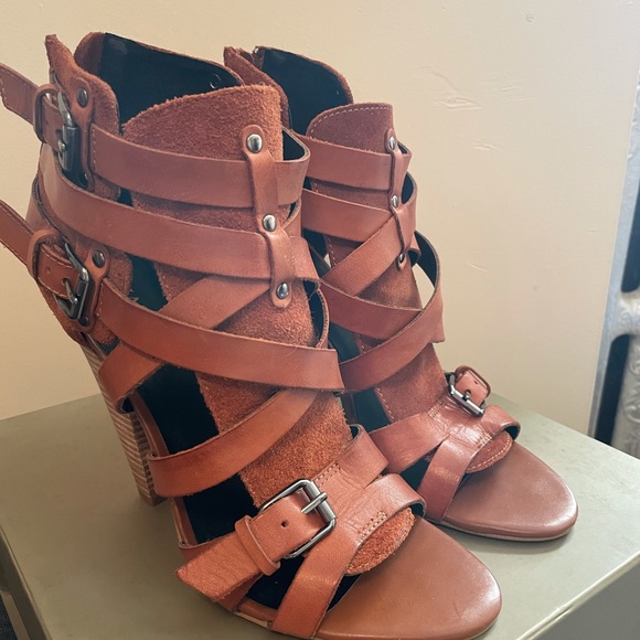 Heeled strappy sandals - Picture 2 of 4